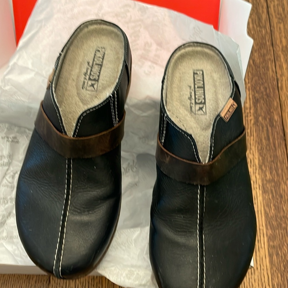 Pikolinos leather clogs. Black with brown strap.
